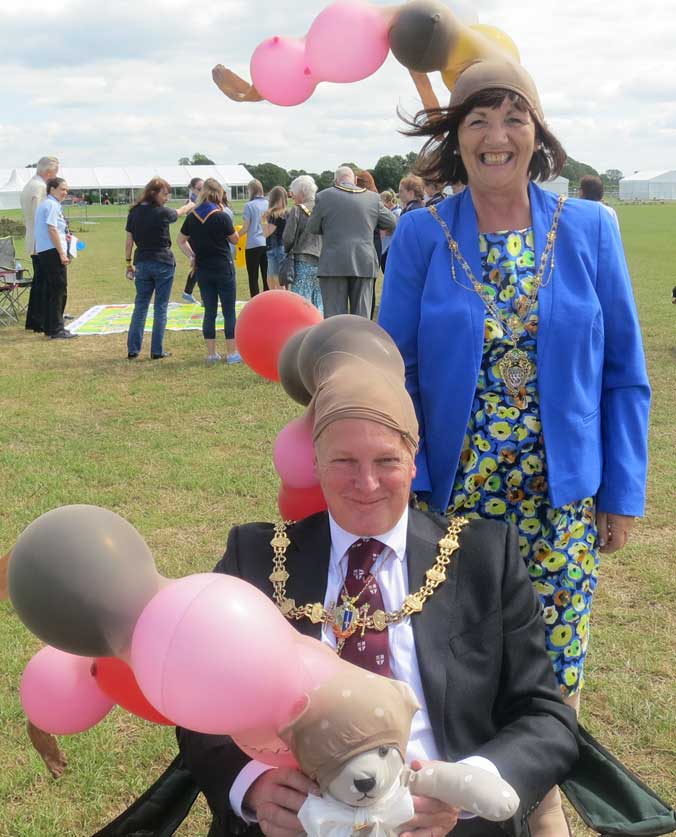 The-Mayor-and-Mayoress-entering-into-the-spirit