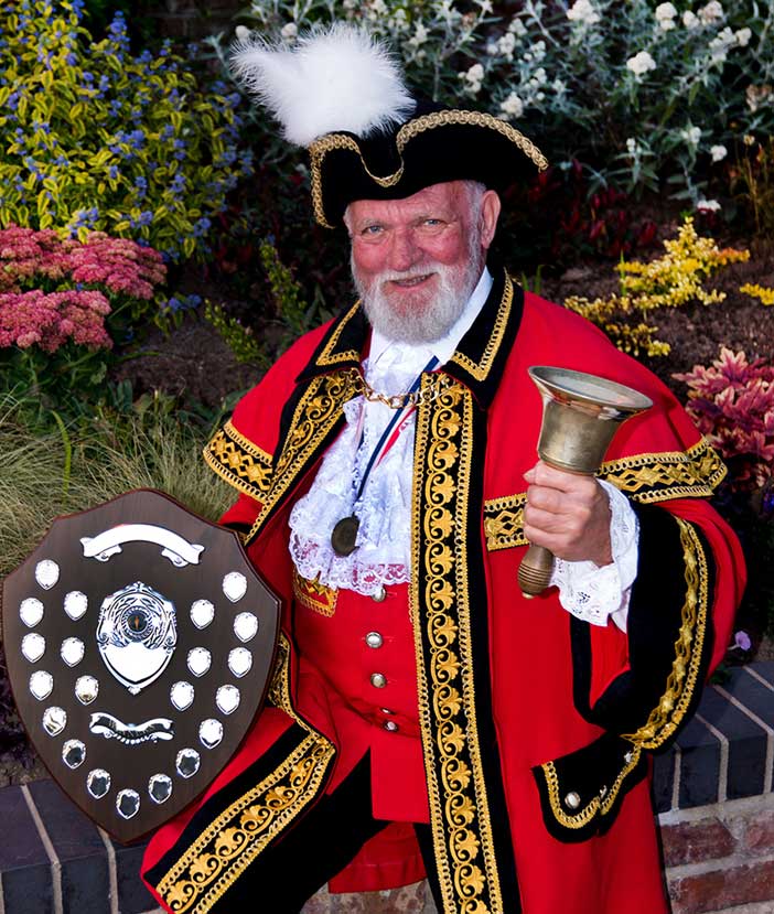 Town-Crier-Peter-Powell-with-Trophy-full