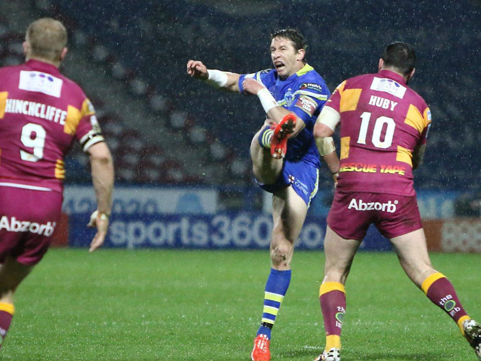 Kurt Gidley lofts the ball into the sky - PICTURE EDDIE WHITHAM