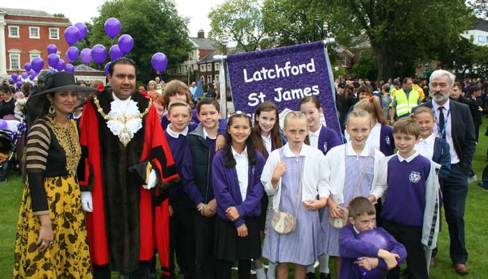 The Mayor stops for a quick photo with pupils from St James Church Latchford