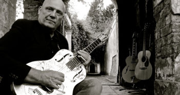 Guitarist Peter