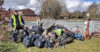 Volunteers clear litter