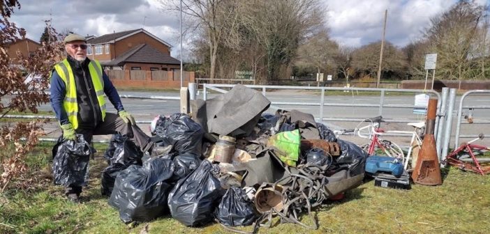 Volunteers clear litter
