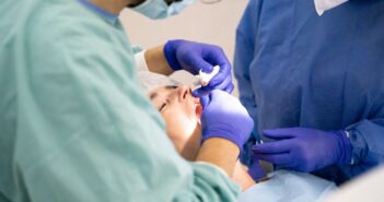 How much does an orthodontist earn in the UK