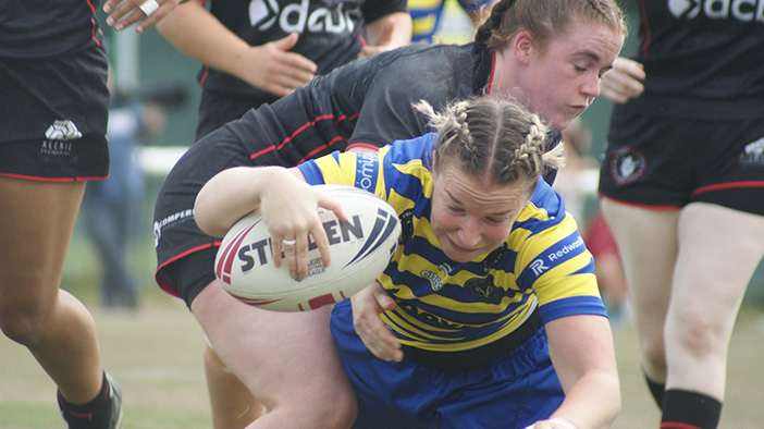 Michelle Davis scoring her try against Widnes